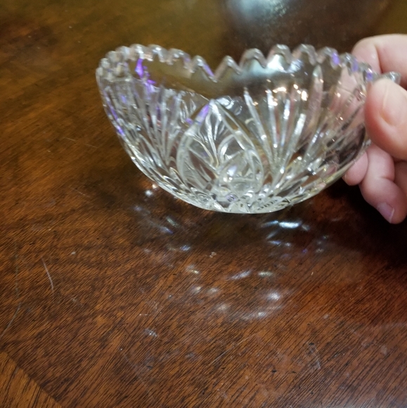 VINTAGE SMALL LEAD CRYSTAL BOWL - Picture 2 of 4